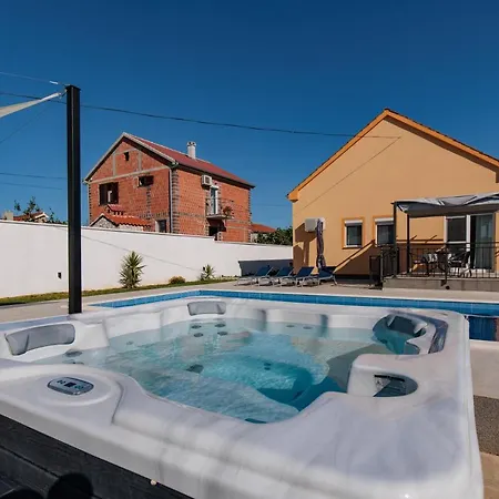 Villa Family And Friends Private Heated Pool With Jacuzzi
