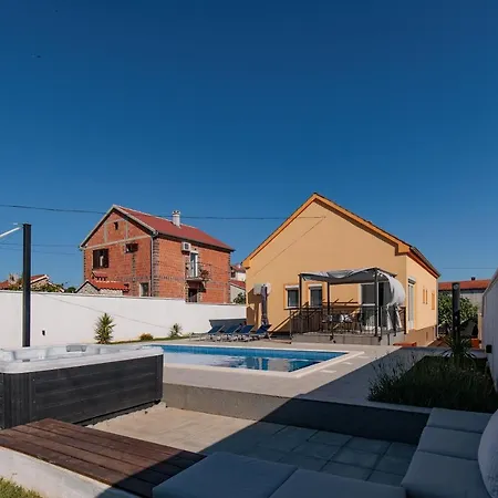 Family And Friends Private Heated Pool With Jacuzzi Villa