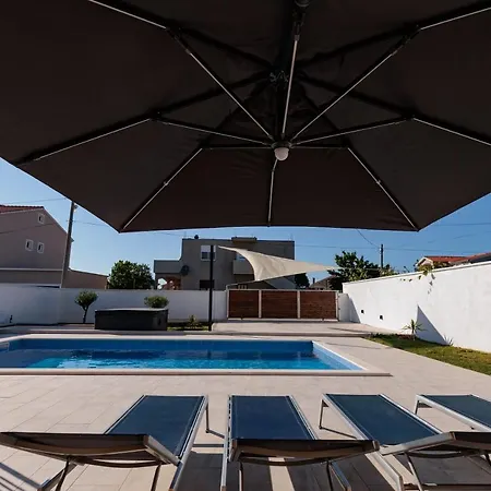 Family And Friends Private Heated Pool With Jacuzzi Zadar