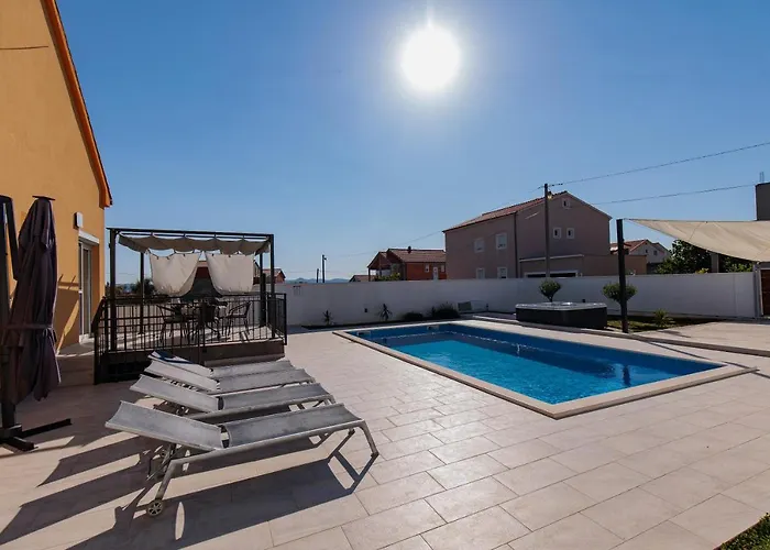 Family And Friends Private Heated Pool With Jacuzzi Zadar