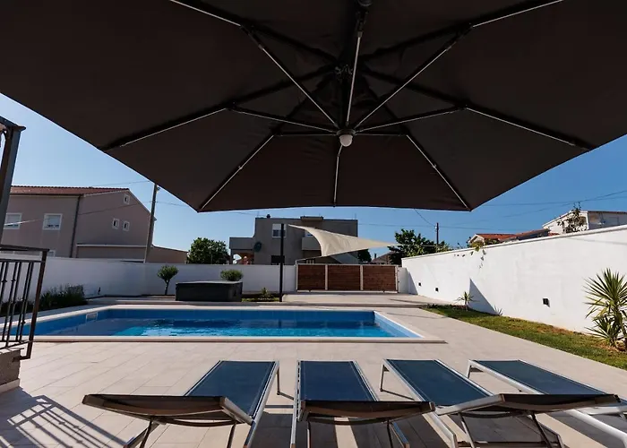 Family And Friends Private Heated Pool With Jacuzzi Zadar