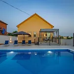 Family And Friends Private Heated Pool With Jacuzzi *