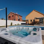 فيلة Family And Friends Private Heated Pool With Jacuzzi