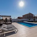 Family And Friends Private Heated Pool With Jacuzzi زادار