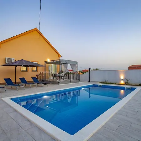 Family And Friends Private Heated Pool With Jacuzzi 자다르
