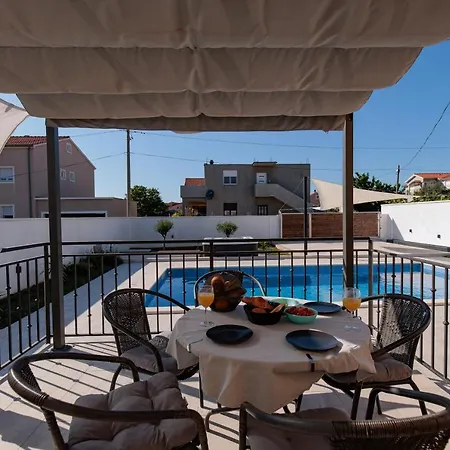 Family And Friends Private Heated Pool With Jacuzzi *