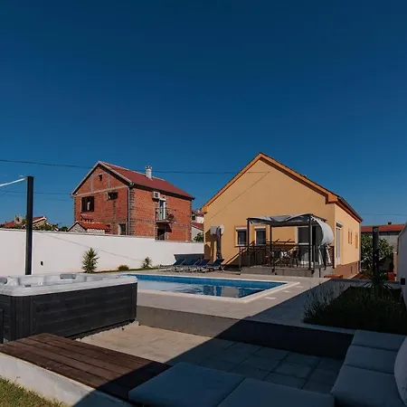 Family And Friends Private Heated Pool With Jacuzzi * زادار