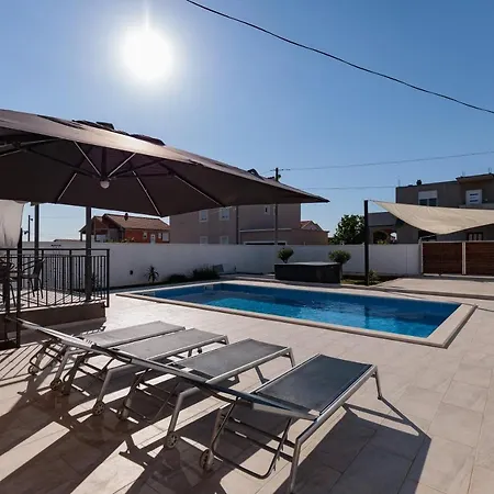 Family And Friends Private Heated Pool With Jacuzzi