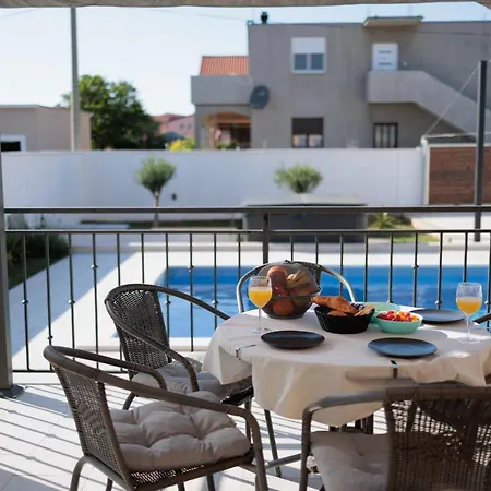 Family And Friends Private Heated Pool With Jacuzzi 자다르