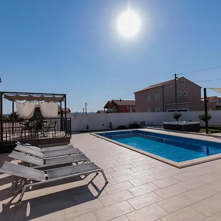 Family And Friends Private Heated Pool With Jacuzzi 자다르