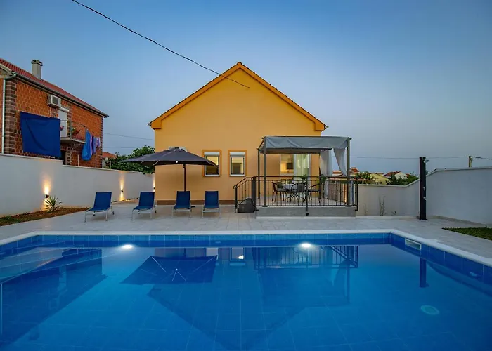 Family And Friends Private Heated Pool With Jacuzzi *