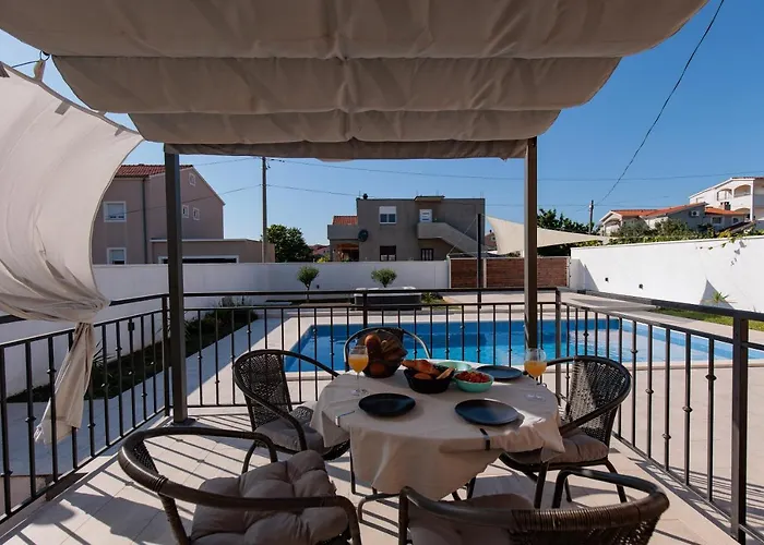 Family And Friends Private Heated Pool With Jacuzzi *