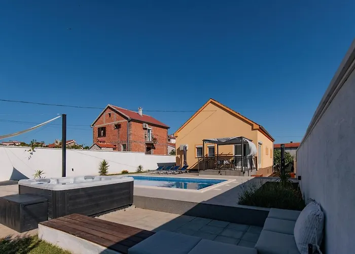 Family And Friends Private Heated Pool With Jacuzzi فيلة