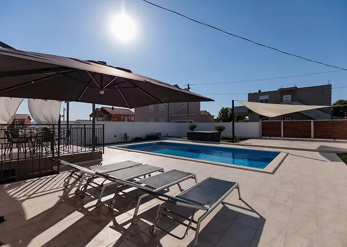 Family And Friends Private Heated Pool With Jacuzzi