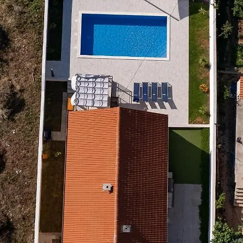 Family And Friends Private Heated Pool With Jacuzzi *